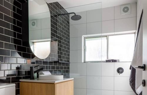 Annandale Apartment | 2 Bdrm Apt in Annandale with Courtyard & Parking