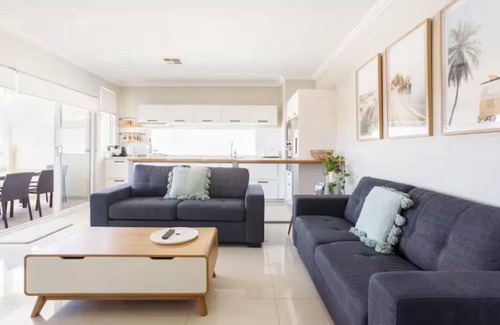 Scarborough House | 2 Kitchens, 6 Bedrooms, 4 Bathrooms Perfect for groups Close to beach/park/shops
