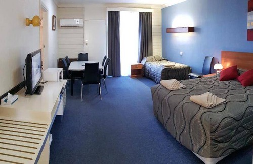 Coonabarabran Hotel | 204 m² Motel ∙ 3 bedrooms ∙ 9 guests