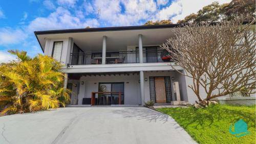 Caves Beach House | 230 m² House ∙ 6 bedrooms ∙ 12 guests