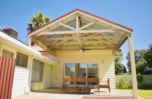 Dubbo House | 240 m² House ∙ 4 bedrooms ∙ 8 guests