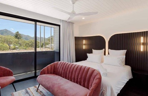 Nelly Bay House | 240 m² House ∙ 5 bedrooms ∙ 13 guests