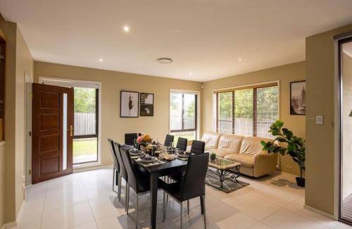 Stretton House | 260 m² House ∙ 4 bedrooms ∙ 8 guests
