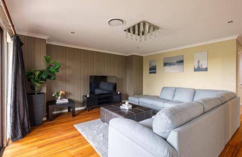 Stretton House | 260 m² House ∙ 4 bedrooms ∙ 8 guests