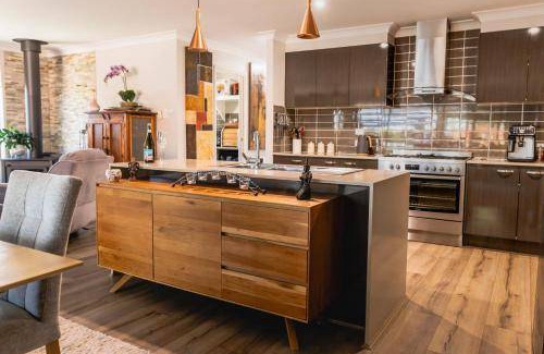 Beerwah House | 280 m² House ∙ 3 bedrooms ∙ 8 guests