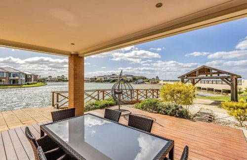 Sanctuary Lakes House | 293 m² House ∙ 5 bedrooms ∙ 10 guests