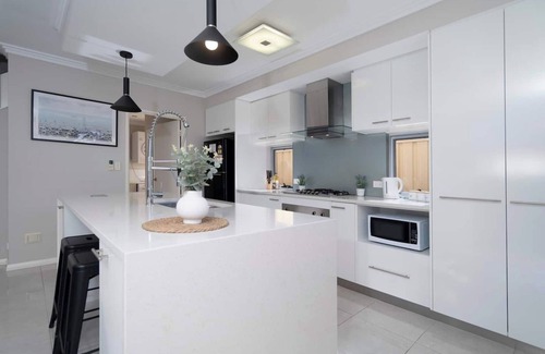 North Perth House | 30 Modern & Quiet Retreat 3BR -Walk to Dining & Shops!