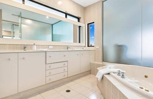 Dee Why Apartment | 300 m² Apartment ∙ 5 bedrooms ∙ 9 guests