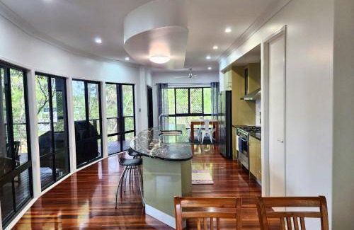 Kingfisher Bay House | 300 m² House ∙ 4 bedrooms ∙ 12 guests