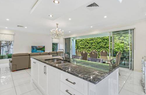 West Beach House | 303 m² House ∙ 4 bedrooms ∙ 8 guests