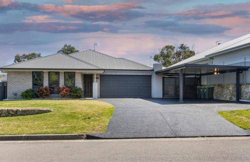 Belmont North House | 350 m² House ∙ 4 bedrooms ∙ 9 guests