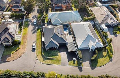 Belmont North House | 350 m² House ∙ 4 bedrooms ∙ 9 guests