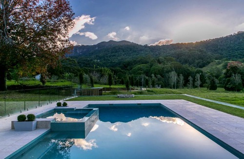 Currumbin Valley House | 377 m² House ∙ 8 bedrooms ∙ 18 guests