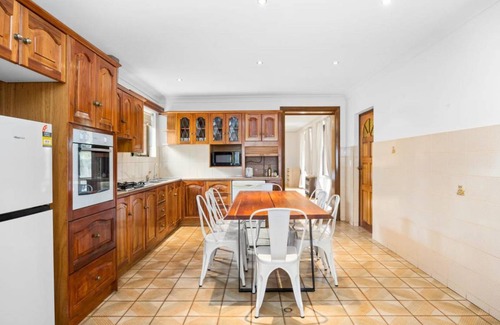 North Brighton House | 387 m² House ∙ 8 bedrooms ∙ 20 guests