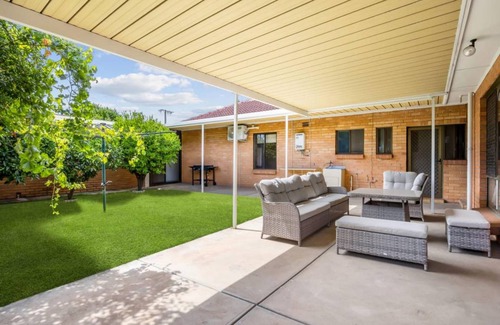 North Brighton House | 387 m² House ∙ 8 bedrooms ∙ 20 guests
