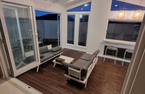 Blue Bay House | 3BR Pet Friendly House 350m Beach in heart of Blue Bay,Ocean Baths, The Entrance