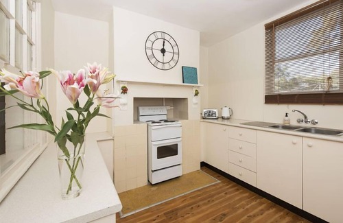 Central Mudgee House | 4 beds, sleeps 6: Gladstone Cottage - 5 min walk to town centre