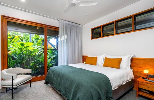 Flametree House | 408 m² House ∙ 3 bedrooms ∙ 6 guests