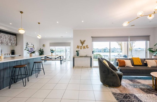 Sanctuary Lakes Apartment | 420 m² Apartment ∙ 6 bedrooms ∙ 16 guests