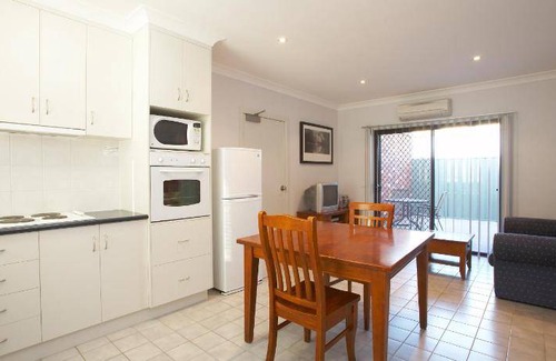 West Wodonga Hotel | 47 m² Motel ∙ 3 bedrooms ∙ 9 guests