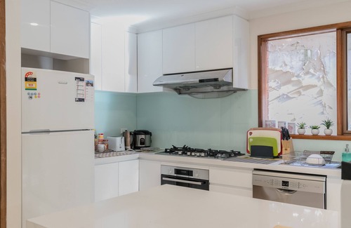 Richmond House | 4BR 3 bath- Comfortable home near City & MCG with NETFLIX+WIFI+PARKING