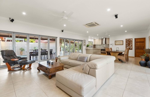 Cable Beach House | 5 Bedroom 3 Bathroom Luxury House with Pool