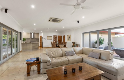 Cable Beach House | 5 Bedroom 3 Bathroom Luxury House with Pool