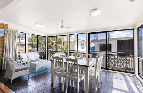 Kings Beach House | 5 Margaret St Kings Beach QLD