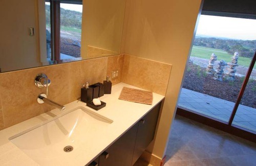 Lake Wangary Cabin | 500 m² Lodge ∙ 4 bedrooms ∙ 10 guests