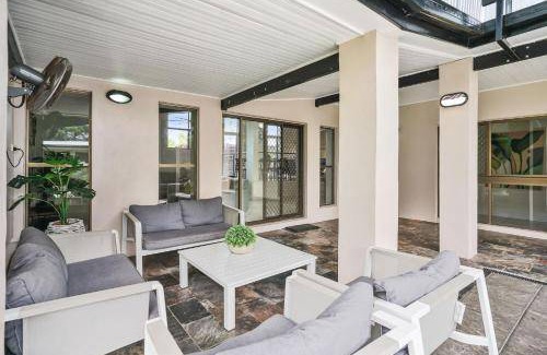 Whitfield House | 600 m² House ∙ 5 bedrooms ∙ 8 guests