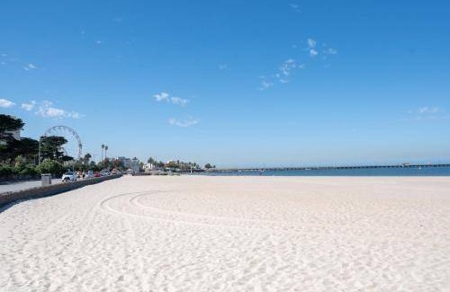 St Kilda West Apartment | 70 m² Apartment ∙ 2 bedrooms ∙ 4 guests