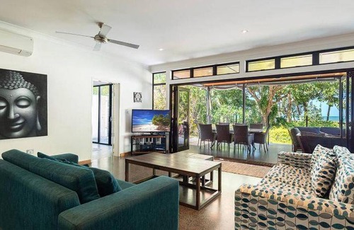 Bramston Beach House | 713 m² House ∙ 3 bedrooms ∙ 8 guests