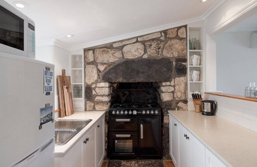 Port Fairy Cottage | A 1850s renovated Whalers Cottage in Port Fairy