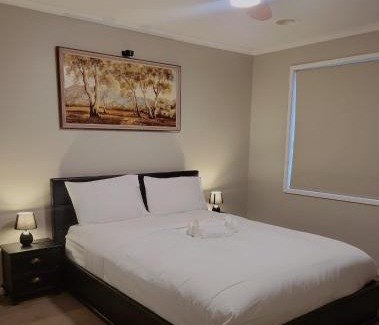 Craigieburn House | A slice of Melbourne! Room 1- Driveway Parking