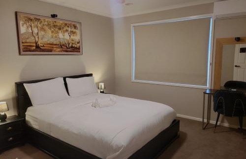 Craigieburn House | A slice of Melbourne! Room 1- Driveway Parking