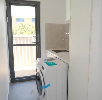 Belmont House | A3 AirportRetreat - Full Kitchen, Biz & Leisure
