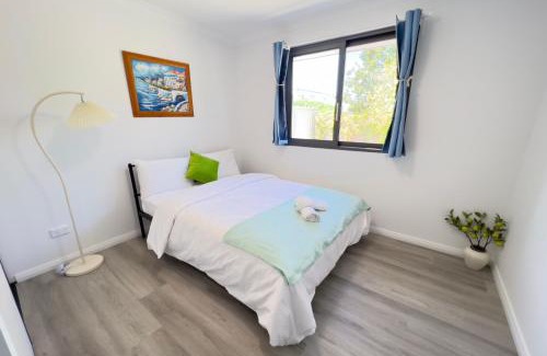 Belmont House | A3 AirportRetreat - Full Kitchen, Biz & Leisure