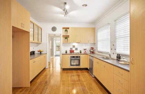 Yarraville House | ABODE ON ADENEY FREE WIFI PET FRIENDLY
