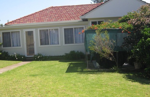 Gerroa House | Airlie - a seaside cottage within 2 minutes' walk to the beach