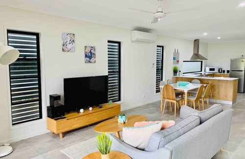 Airlie Beach Villa | AIRLIE BEACH Delight. Hop, skip jump to everything