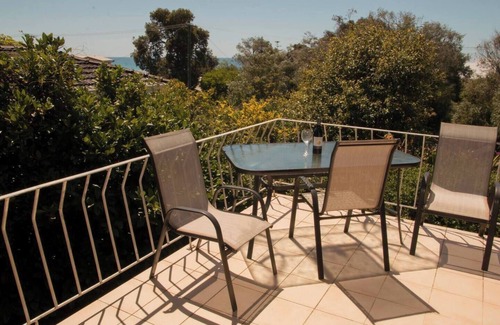Dunsborough House | All Seasons Coastal Charm Steps to Beach and Town