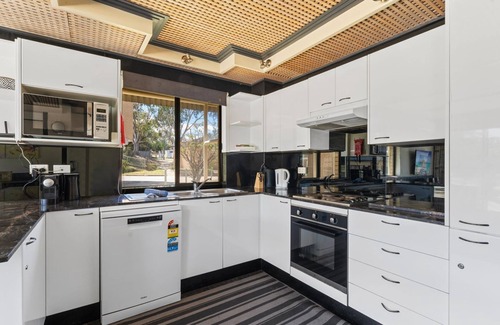 Jindabyne Apartment | Alpine Mountain View 39 - 3BR l Swimming Pool l Air-Con l WiFi