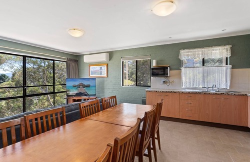 Jindabyne Apartment | Alpine Mountain View 18 - 4BR l Mountain Views l Swimming Pool l Air-Con l WiFi