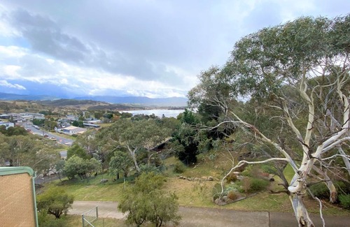 Jindabyne Apartment | Alpine Mountain View 18 - 4BR l Mountain Views l Swimming Pool l Air-Con l WiFi