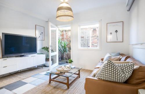 Elwood Apartment | Amazing Apartment, Beautiful Location - FREE WIFI