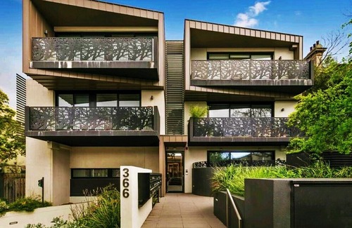Richmond North Apartment | Apartment in Richmond Church St near Shops and Sporting grounds with city views!