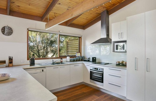 Apollo Bay House | Apollo Bay People N Paws - Free WIFI, Netflix, Pets Welcome