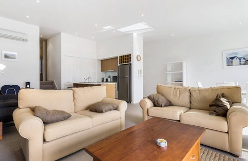 Apollo Bay Apartment | Apollo Blue 11 - Modern, Ocean Views, Central Location.