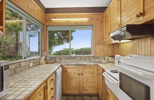 Apollo Bay House | Aqua Blue - Ocean Views, Beach On Your Doorstep