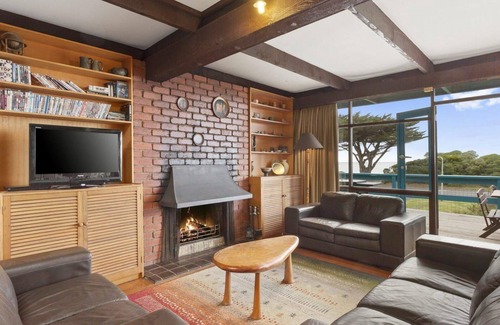 Apollo Bay House | Aqua Blue - Ocean Views, Beach On Your Doorstep